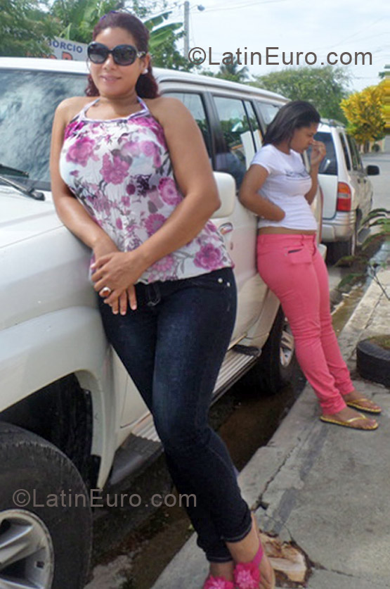 Date this happy Dominican Republic girl Angelina paulin from Santo Domindo DO27009