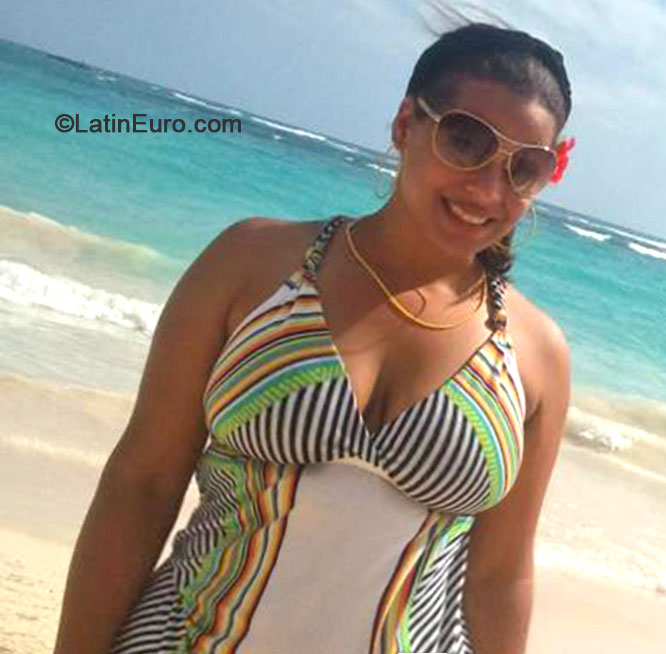 Date this nice looking Dominican Republic girl Yadira from Santo Domingo DO28185