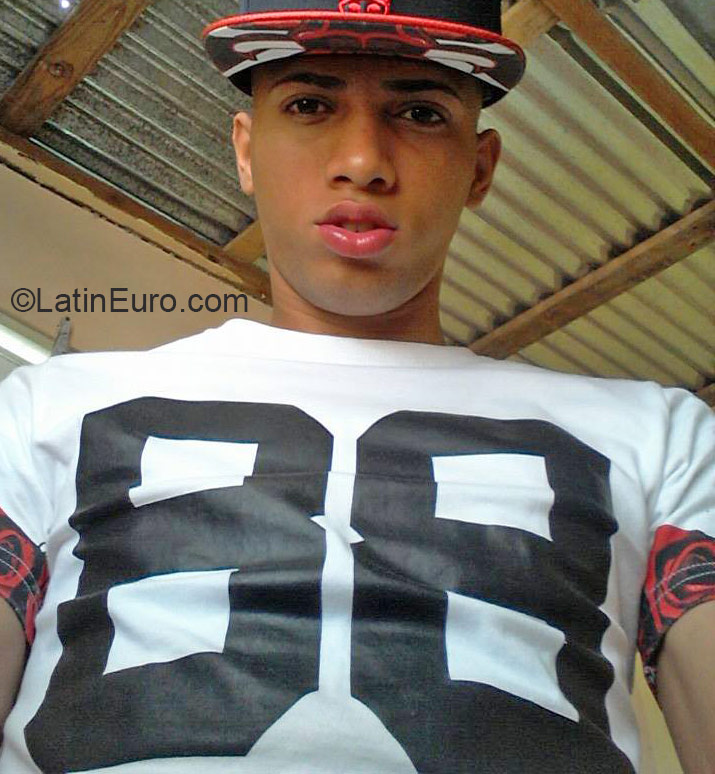 Date this nice looking Dominican Republic man Jose from Santo Domingo DO22269