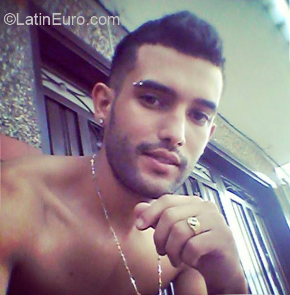 Date this nice looking Colombia man Julian from Medellin CO17569