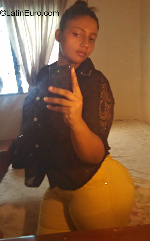Date this attractive Dominican Republic girl Yira from Santo Domingo DO22447