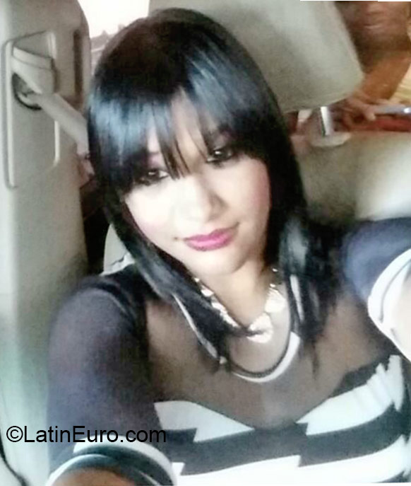 Date this nice looking Dominican Republic girl Chantal from Santo Domingo DO22542