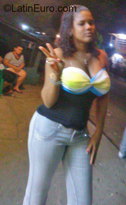 Date this cute Dominican Republic girl Indhiria from Santo Domingo DO22686