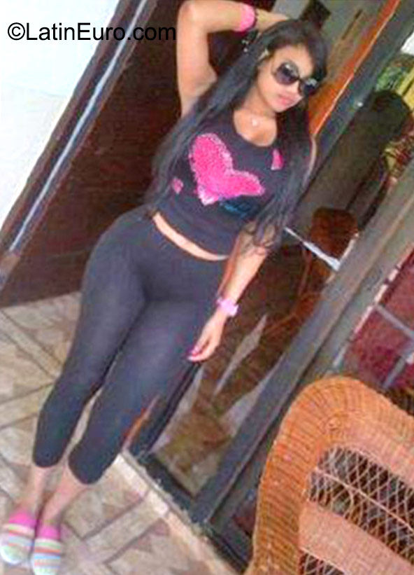 Date this foxy Dominican Republic girl Samantha from Puerto Plata DO22855