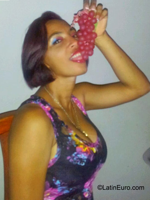 Date this nice looking Dominican Republic girl Leonidia from Santiago DO22915