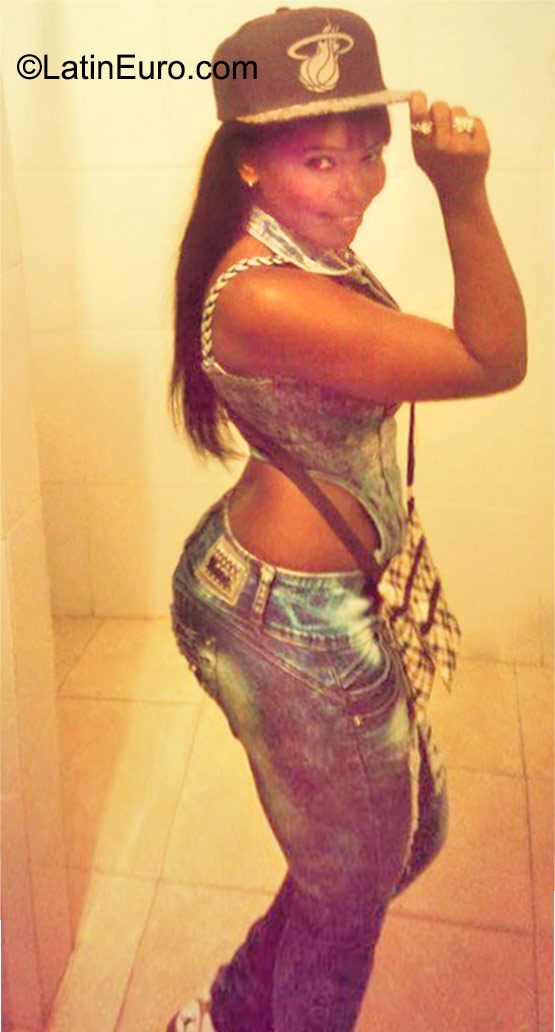 Date this georgeous Dominican Republic girl Crisy from Santo Domingo DO23089