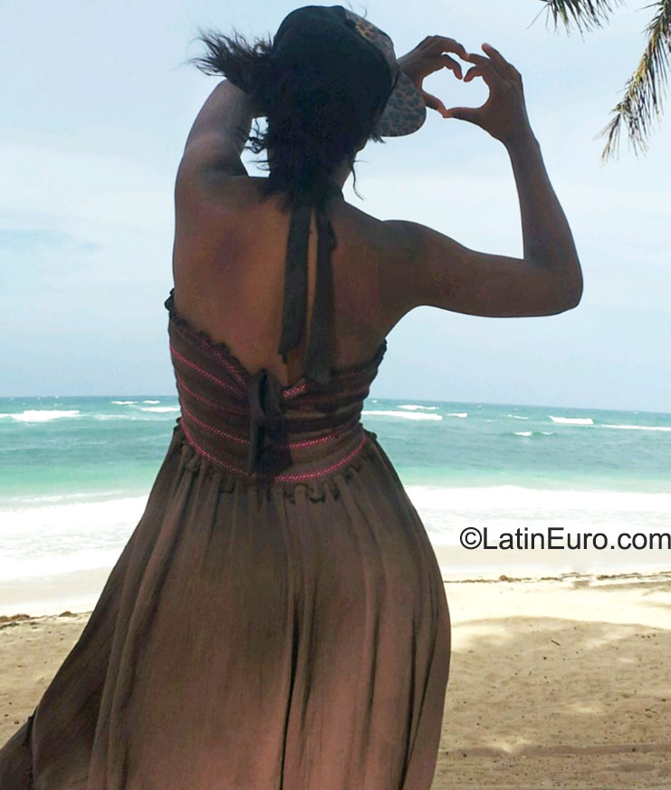 Date this gorgeous Dominican Republic girl Rainia from Santo Domingo DO23188