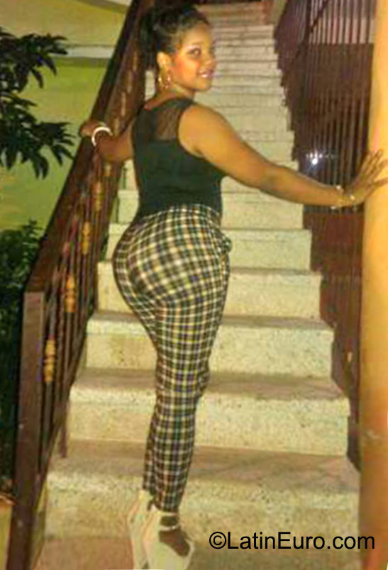 Date this good-looking Dominican Republic girl Sara from Santo Domingo DO23240