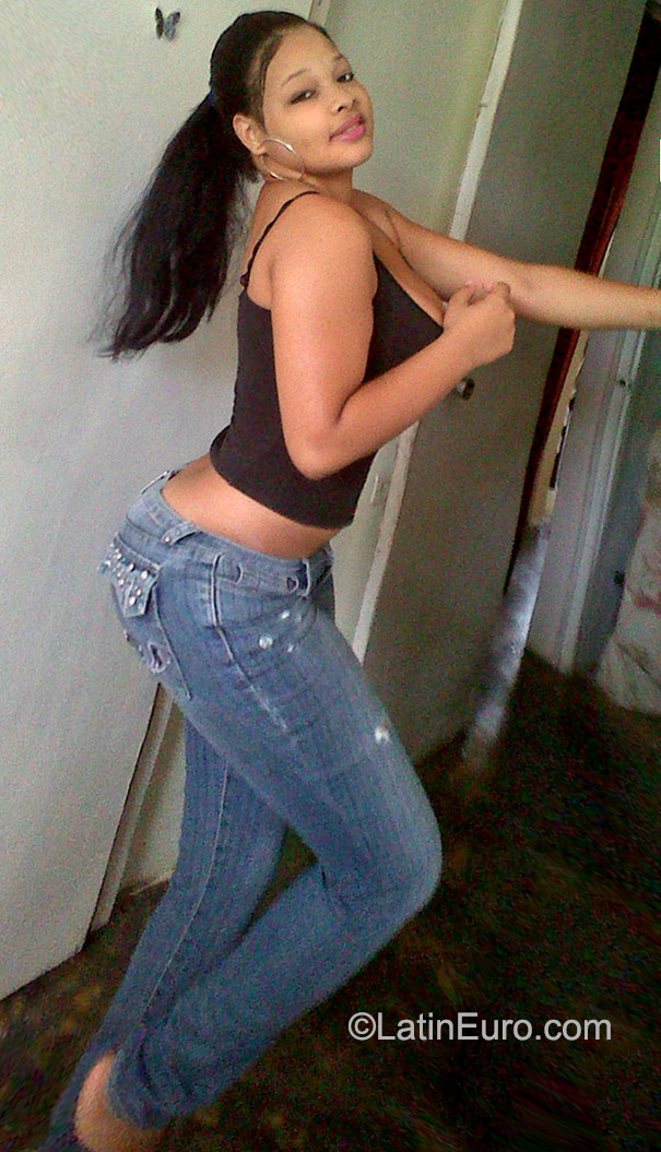 Date this exotic Dominican Republic girl Yurlinas from Santo Domingo DO23281