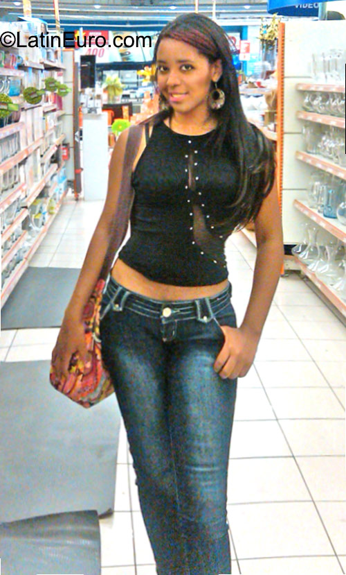 Date this hot Dominican Republic girl Esmarlyn from Santiago DO23298