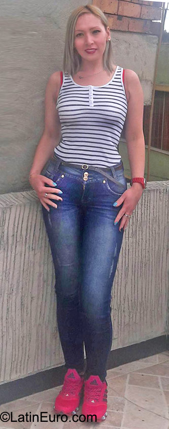 Date this exotic Colombia girl Yolie from Bogota CO18067