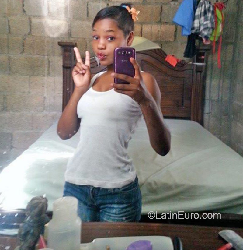 Date this georgeous Dominican Republic girl Isabel from Santo Domingo DO23425