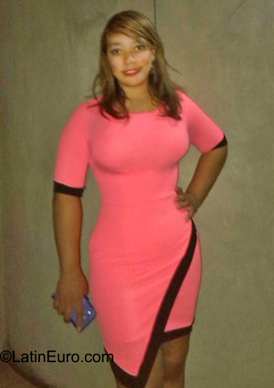 Date this nice looking Dominican Republic girl Yesenia from Santo Domingo DO23547
