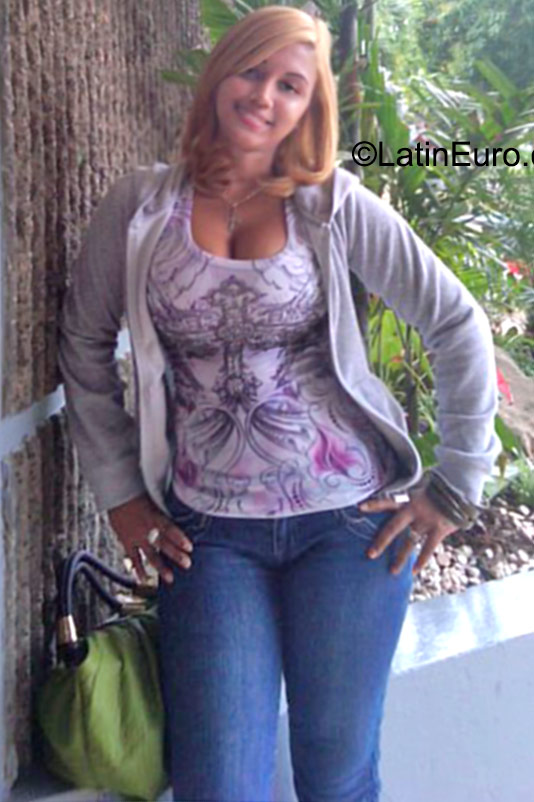 Date this hard body Dominican Republic girl Stephany from Santo Domingo DO23660