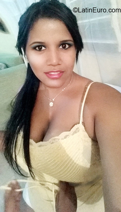 Date this georgeous Dominican Republic girl Heidie from Santiago DO23706