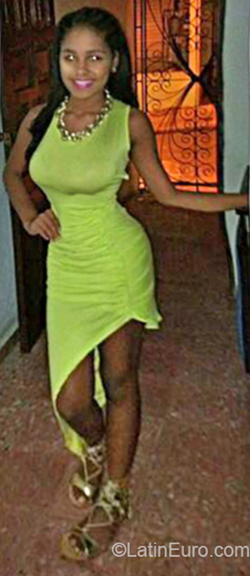 Date this voluptuous Dominican Republic girl Paola from Santo Domingo DO23812