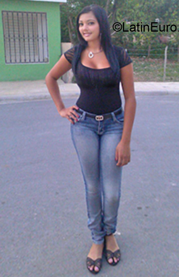 Date this young Dominican Republic girl Darlen from Santo Domingo DO24076