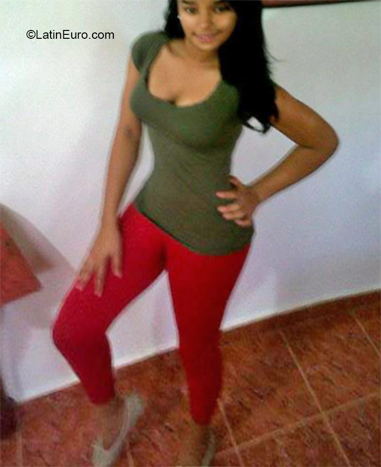 Date this pretty Dominican Republic girl Genesis from Santo Domingo DO24105