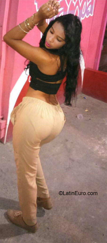 Date this gorgeous Dominican Republic girl Armairenes from Santo Domingo DO24287