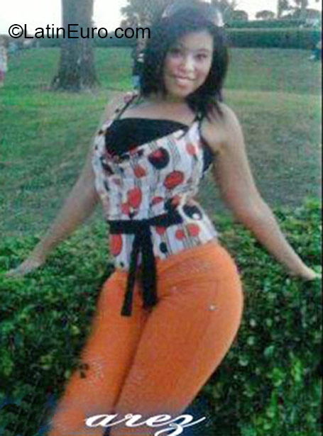 Date this foxy Dominican Republic girl Elizabeth from Santiago DO24348