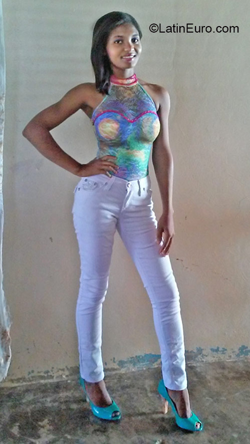 Date this sultry Dominican Republic girl Mariela from Santo Domingo DO24408