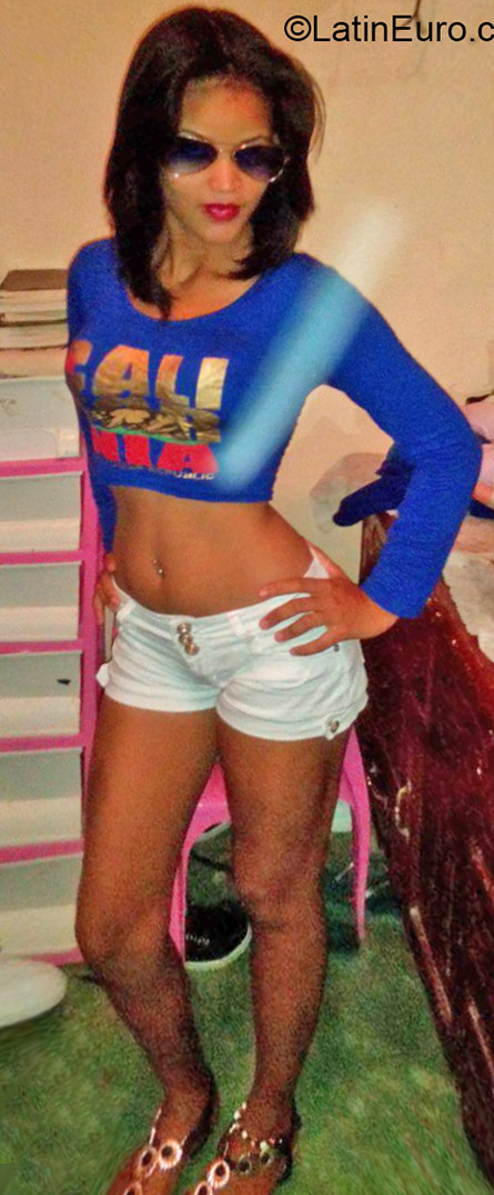 Date this athletic Dominican Republic girl Ana from Santo Domingo DO24421