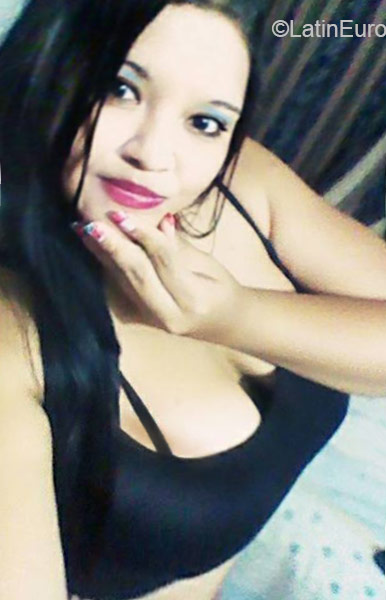 Date this delightful Colombia girl Andrea from Cali CO18481