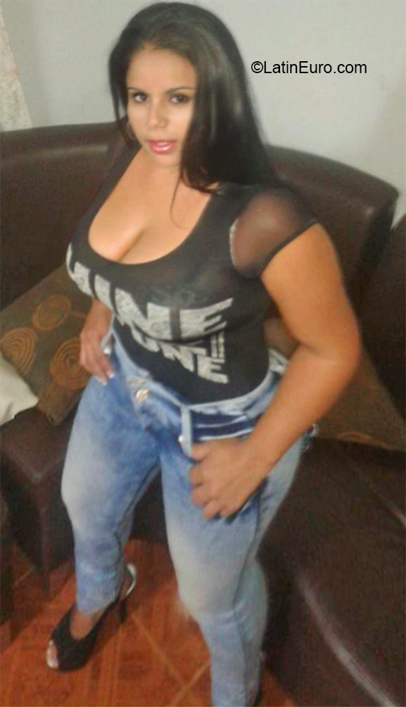 Date this tall Colombia girl Domeni from Cali CO18483