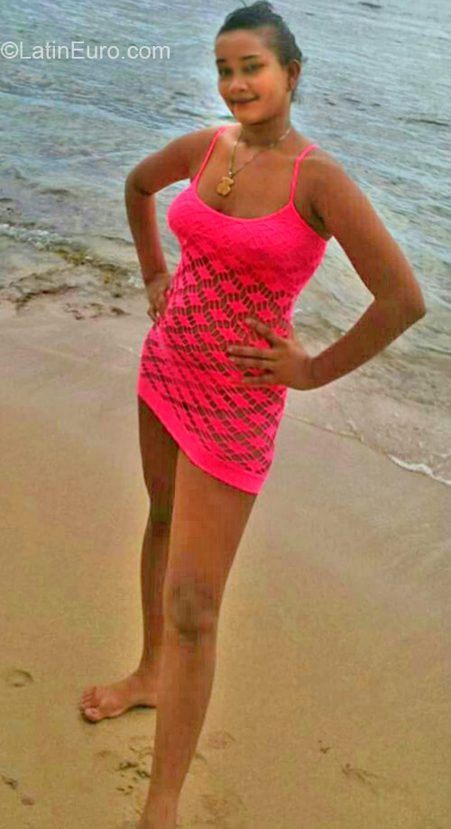 Date this nice looking Dominican Republic girl Amarilis from Santo Domingo DO24454