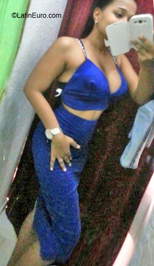 Date this sensual Dominican Republic girl Sarah from Santo Domingo DO24483