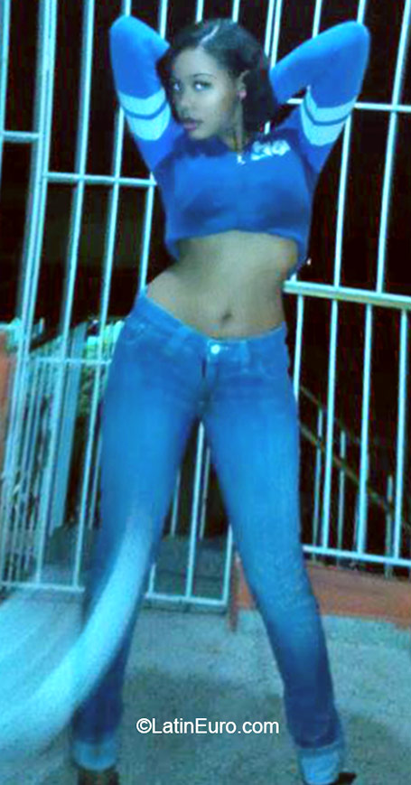 Date this foxy Dominican Republic girl Ayiesia from Santo Domingo DO24575