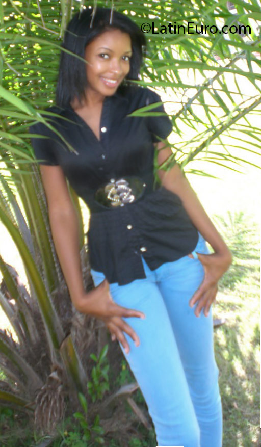 Date this cute Dominican Republic girl Esthefany from Santo Domingo DO24610