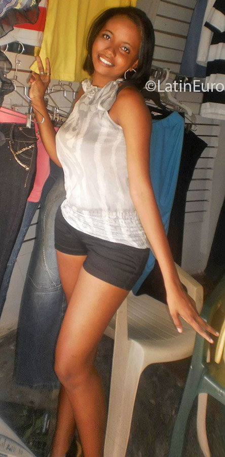 Date this nice looking Dominican Republic girl Estefany from Santo Domingo DO24667