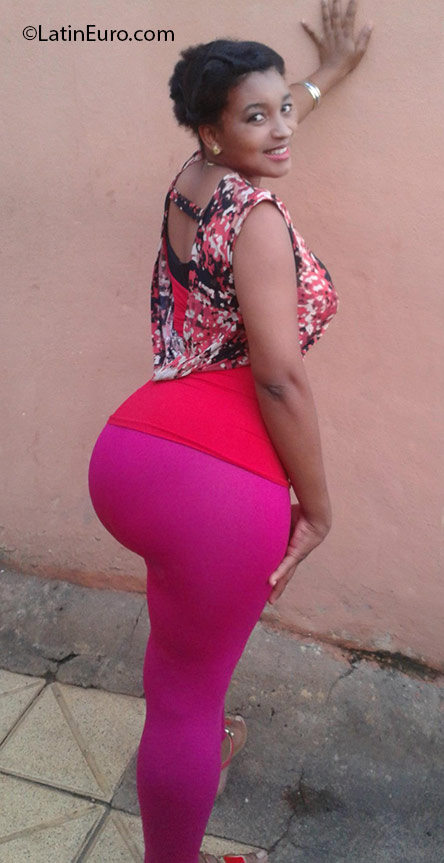 Date this charming Dominican Republic girl Esmayres from Santo Domingo DO30135