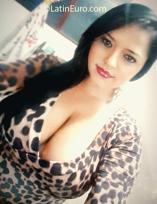 Date this attractive Colombia girl Sandy from Medellin CO18781