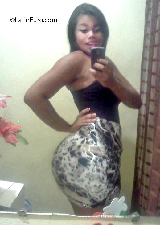 Date this charming Dominican Republic girl Sarah from Santo Domingo DO25407