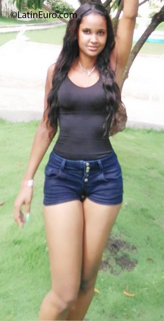 Date this funny Dominican Republic girl Nikaury from Santo Domingo DO25429