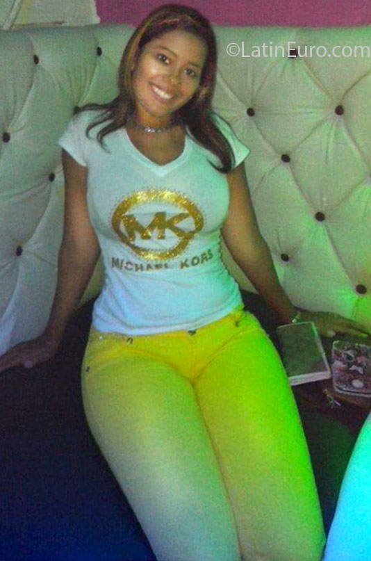 Date this beautiful Dominican Republic girl Indhira24 from Santo Domingo DO25469