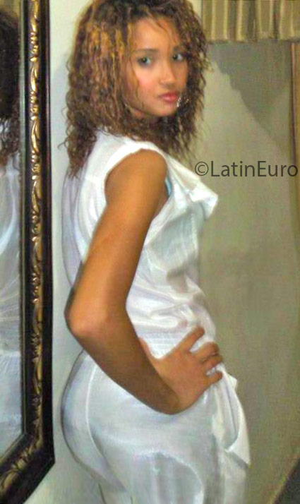 Date this tall Dominican Republic girl Esthefanie from Santo Domingo DO25730