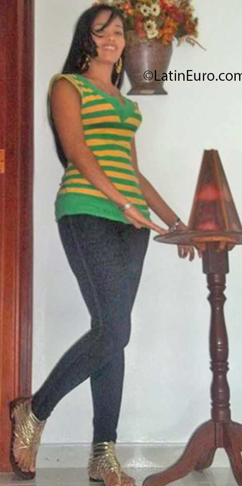 Date this sultry Dominican Republic girl Yavely from Santo Domingo DO25788