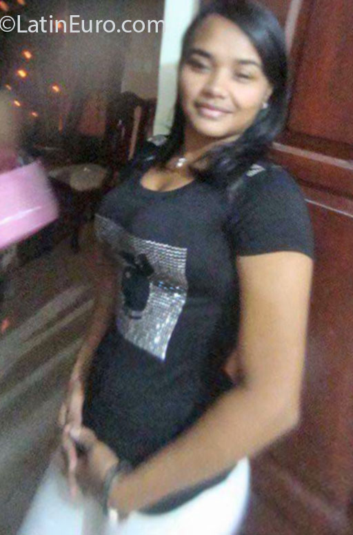 Date this cute Dominican Republic girl Bentia from Santo Domingo DO25817
