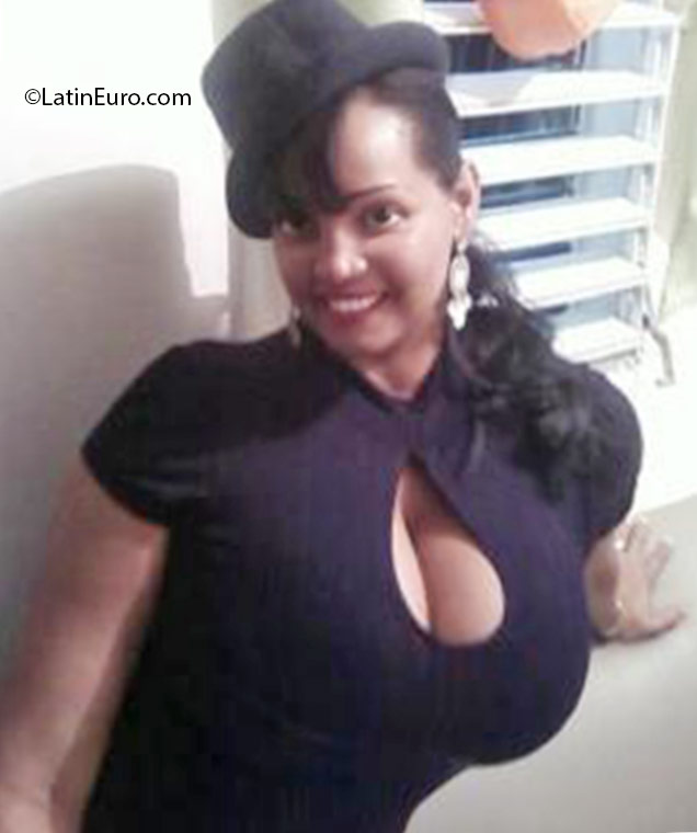 Date this tall Dominican Republic girl Aida from Santiago DO25842