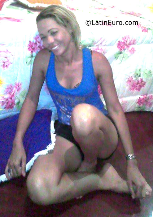 Date this pretty Brazil girl Valquiria from Salvador BR9673