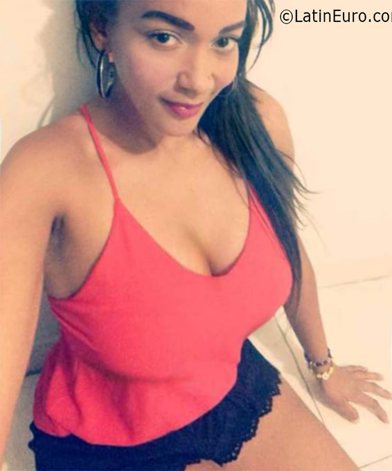 Date this foxy Colombia girl Dyliu from Cali CO19011