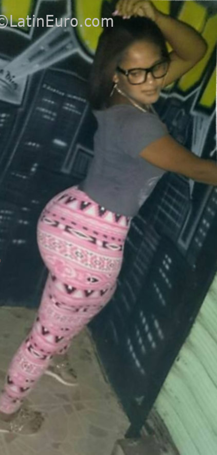 Date this stunning Dominican Republic girl Winiffer from Santo Domingo DO25989