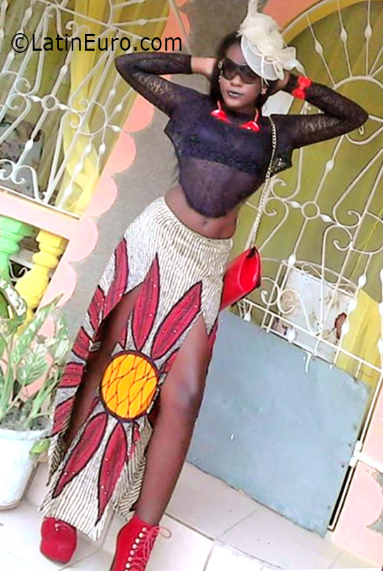 Date this nice looking Jamaica girl Warela from Kingston JM2328