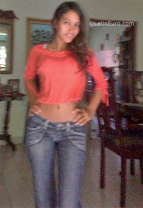 Date this gorgeous Dominican Republic girl Clara from Santo Domingo DO26090