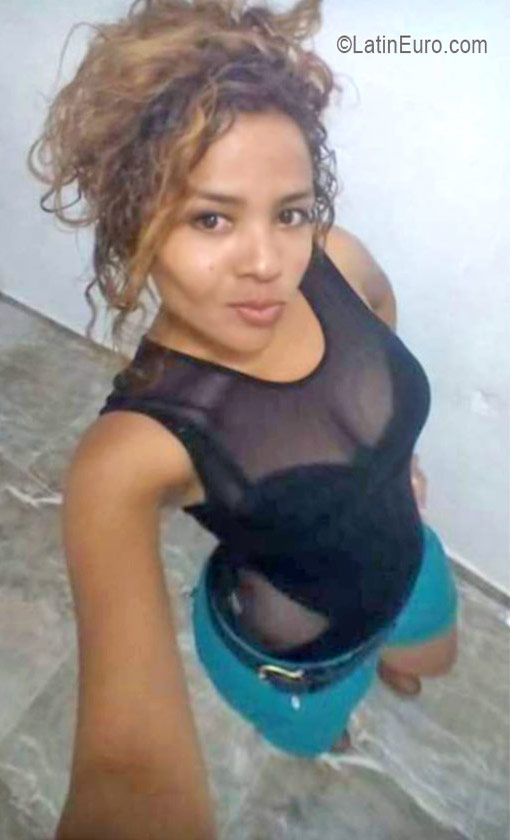 Date this foxy Colombia girl Maricel from Barranquilla CO19111