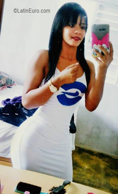 Date this gorgeous Dominican Republic girl Carolin from Santo Domingo DO26153
