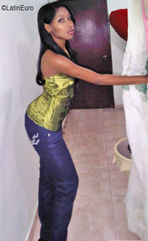 Date this young Dominican Republic girl Dileiny from Santo Domingo DO26283